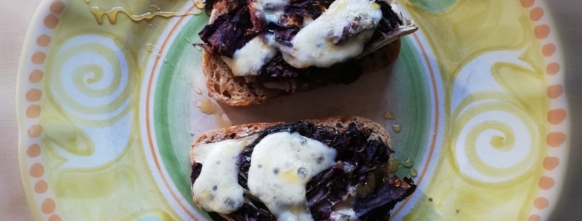 Crostoni con radicchio rosso, gorgonzola e miele