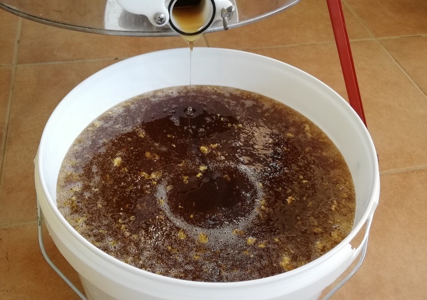 Smielatura secchio miele da filtrare