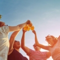 Brinda con la birra artigianale
